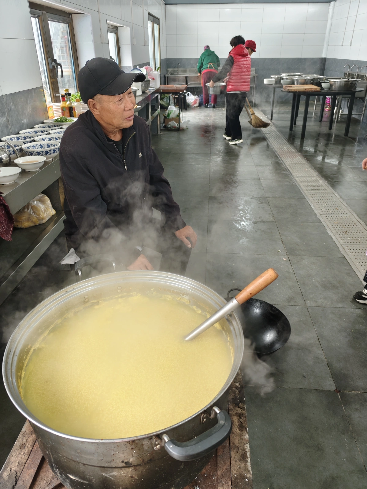 熬煮中的小米粥